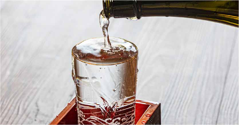 山梨の地酒を注ぐ