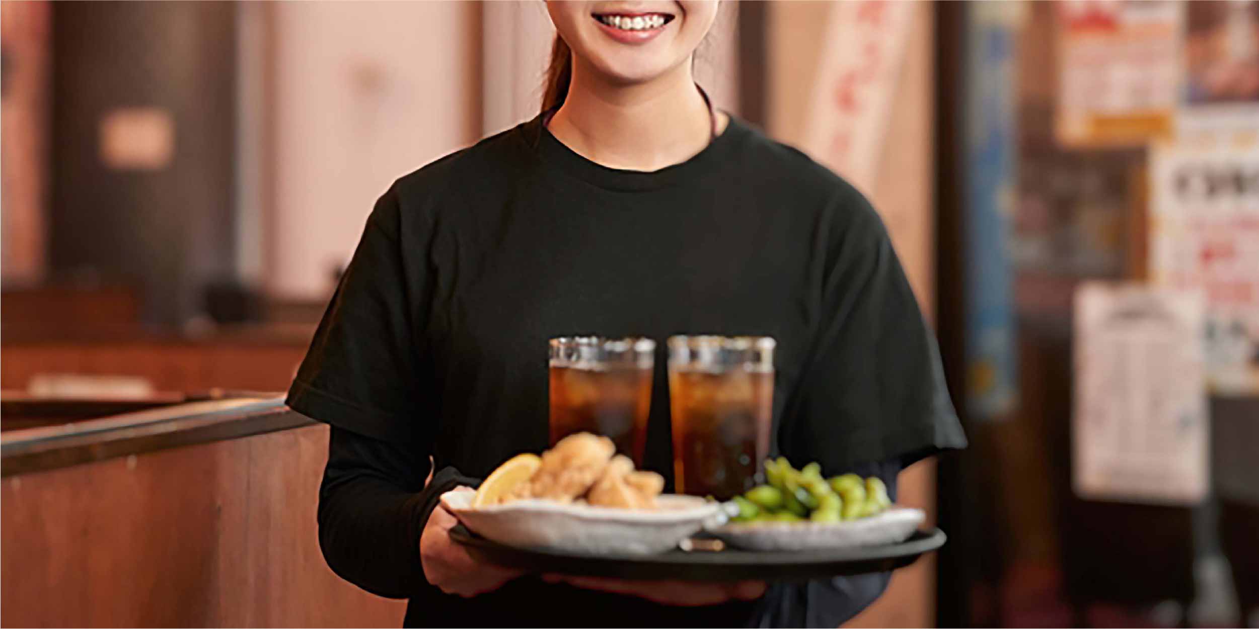 メインビジュアル--女性スタッフが料理を運んでいる